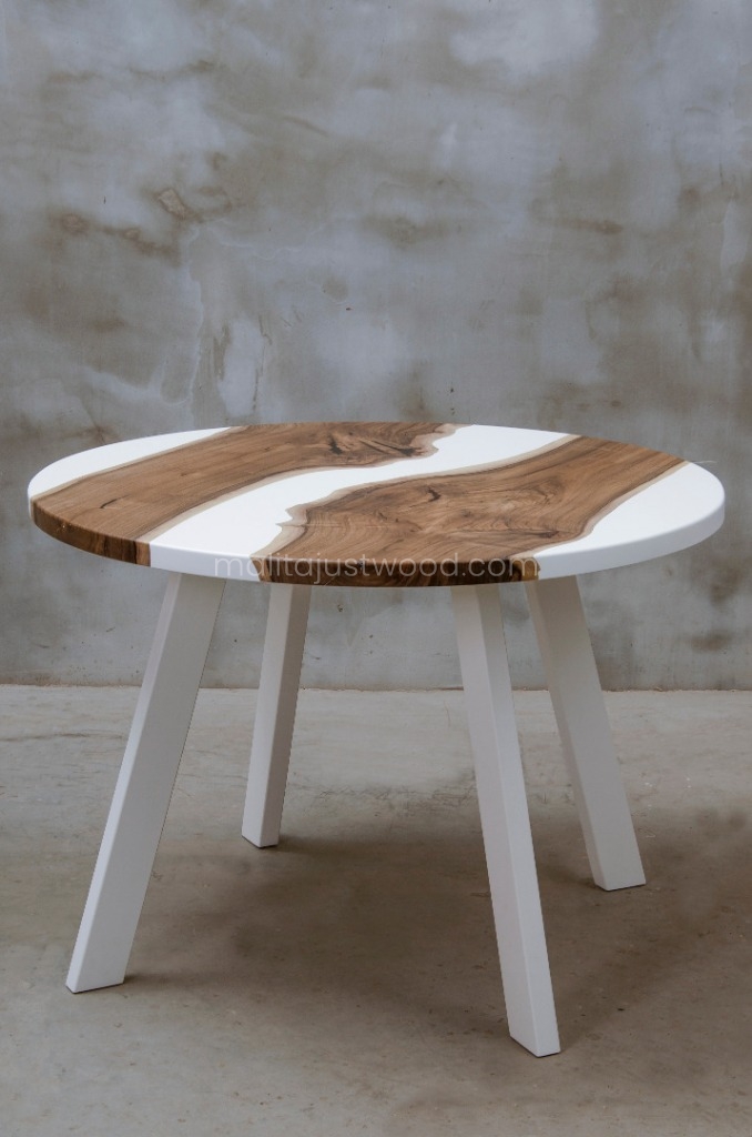 designerski stół Alba z matową białą żywicą epoksydową