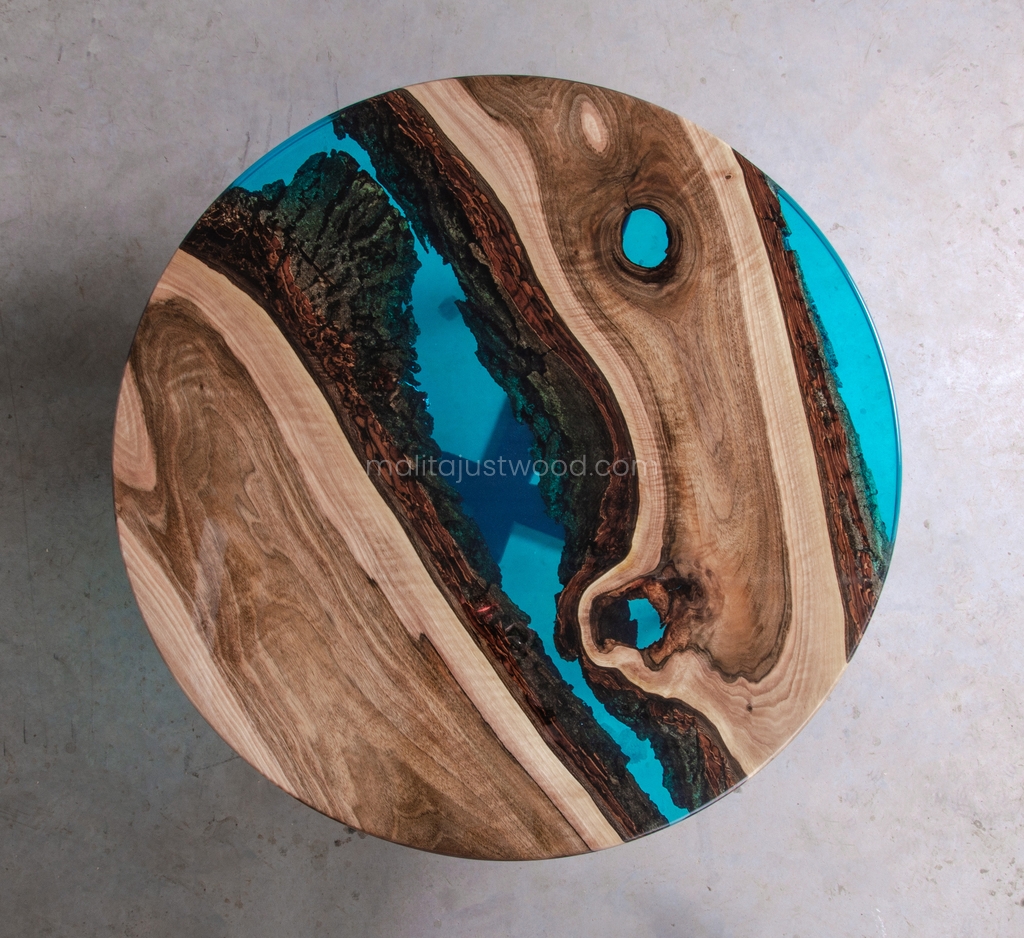 stolik Aqua z drewna orzecha europejskiego