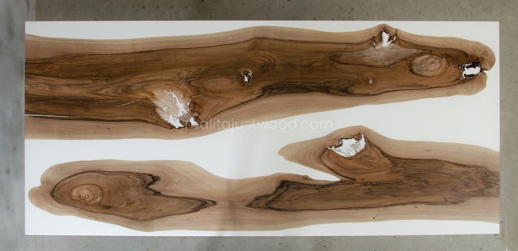 stół Concordia z drewna orzecha europejskiego z żywicą