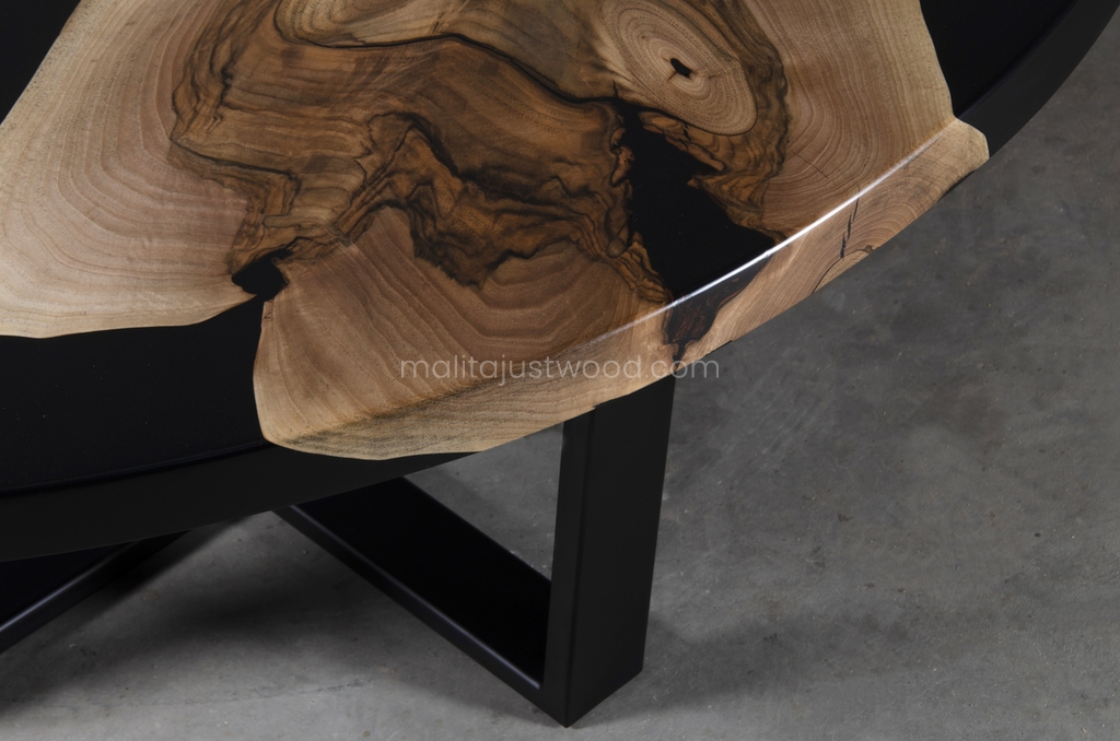 drewniany stolik Dignus z czarną żywicą do salonu