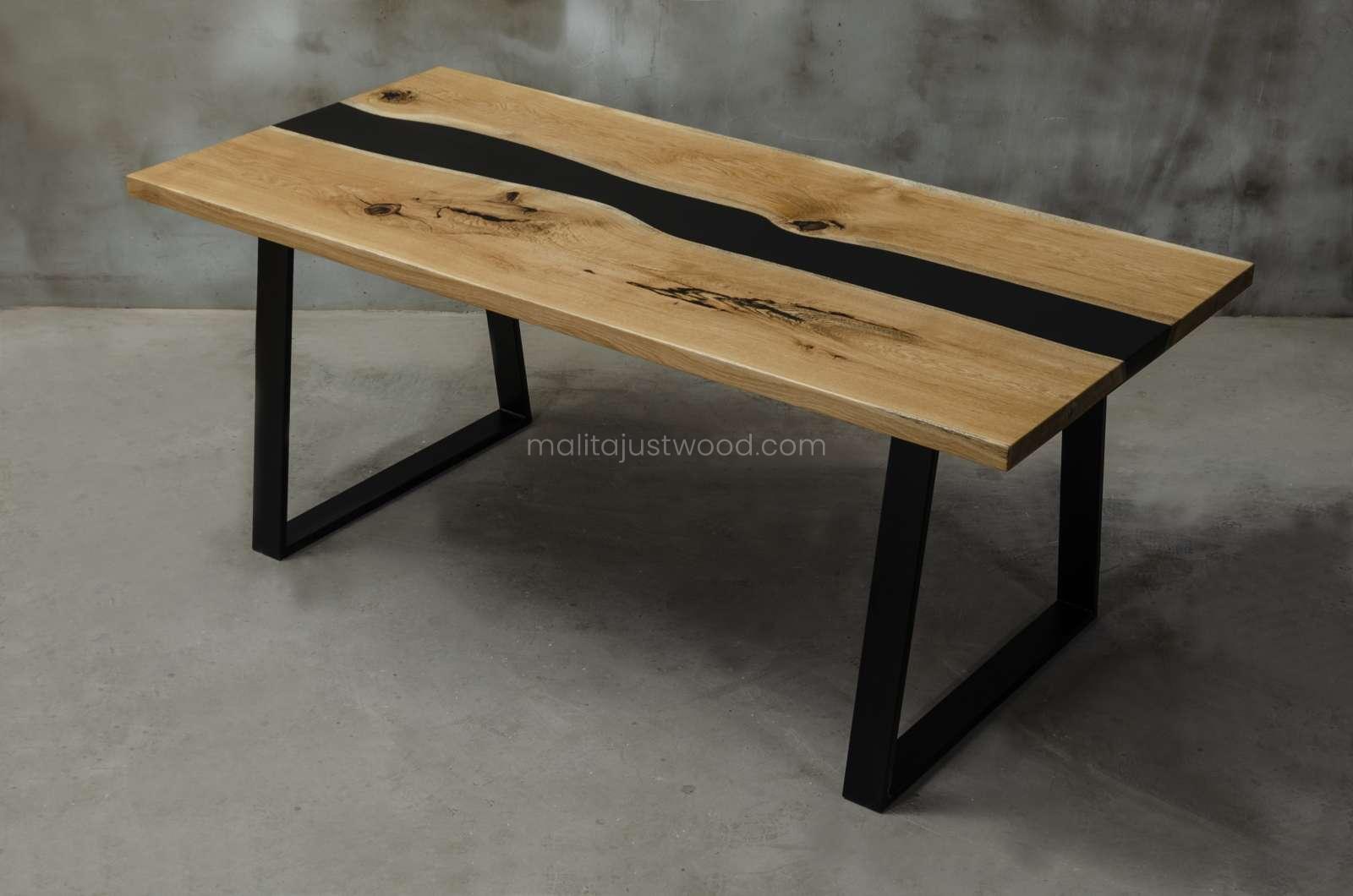 stół Libenter z drewna i czarnej żywicy epoksydowej