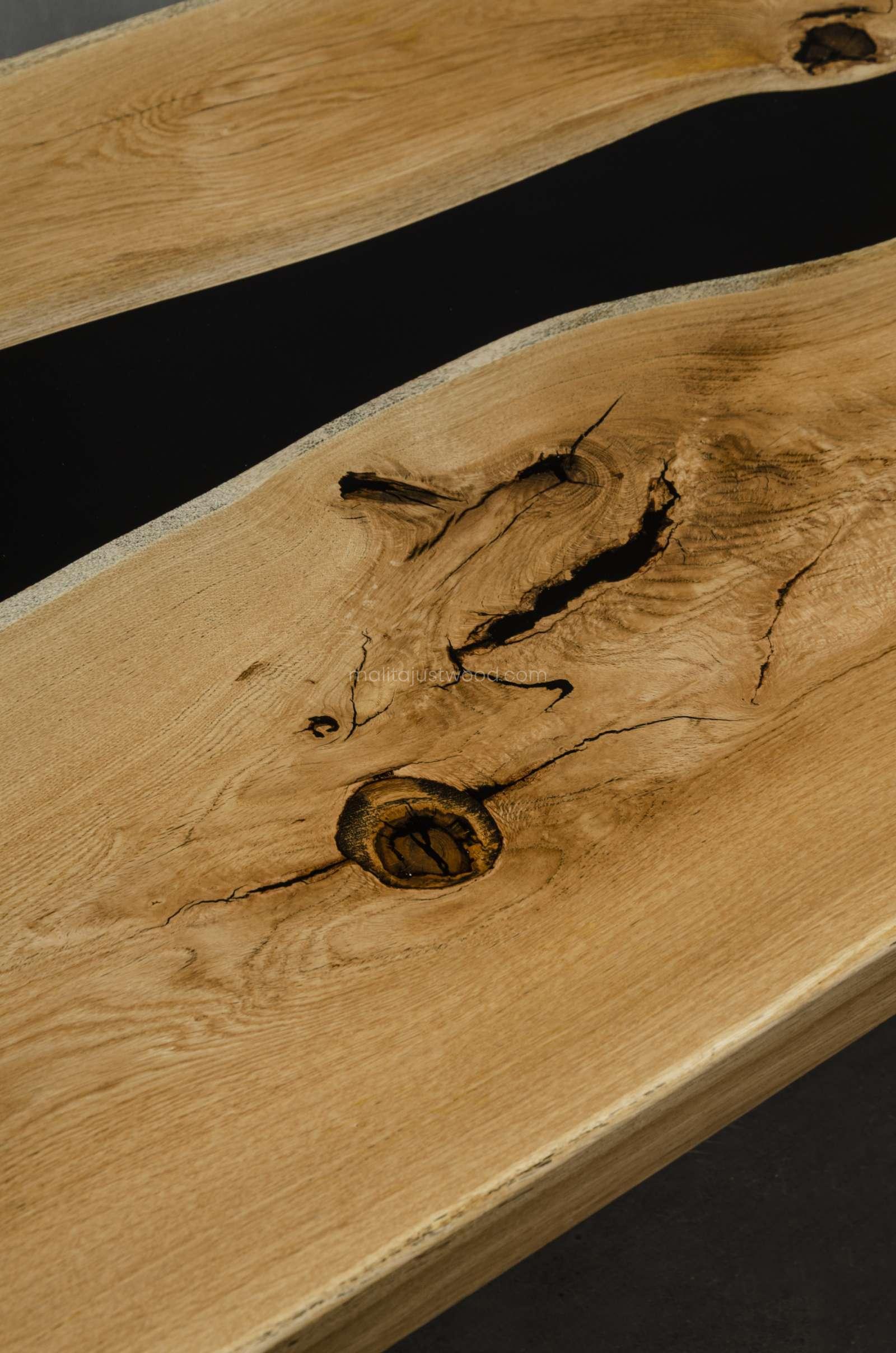 lakierowany drewniany stół Libenter z czarną żywicą