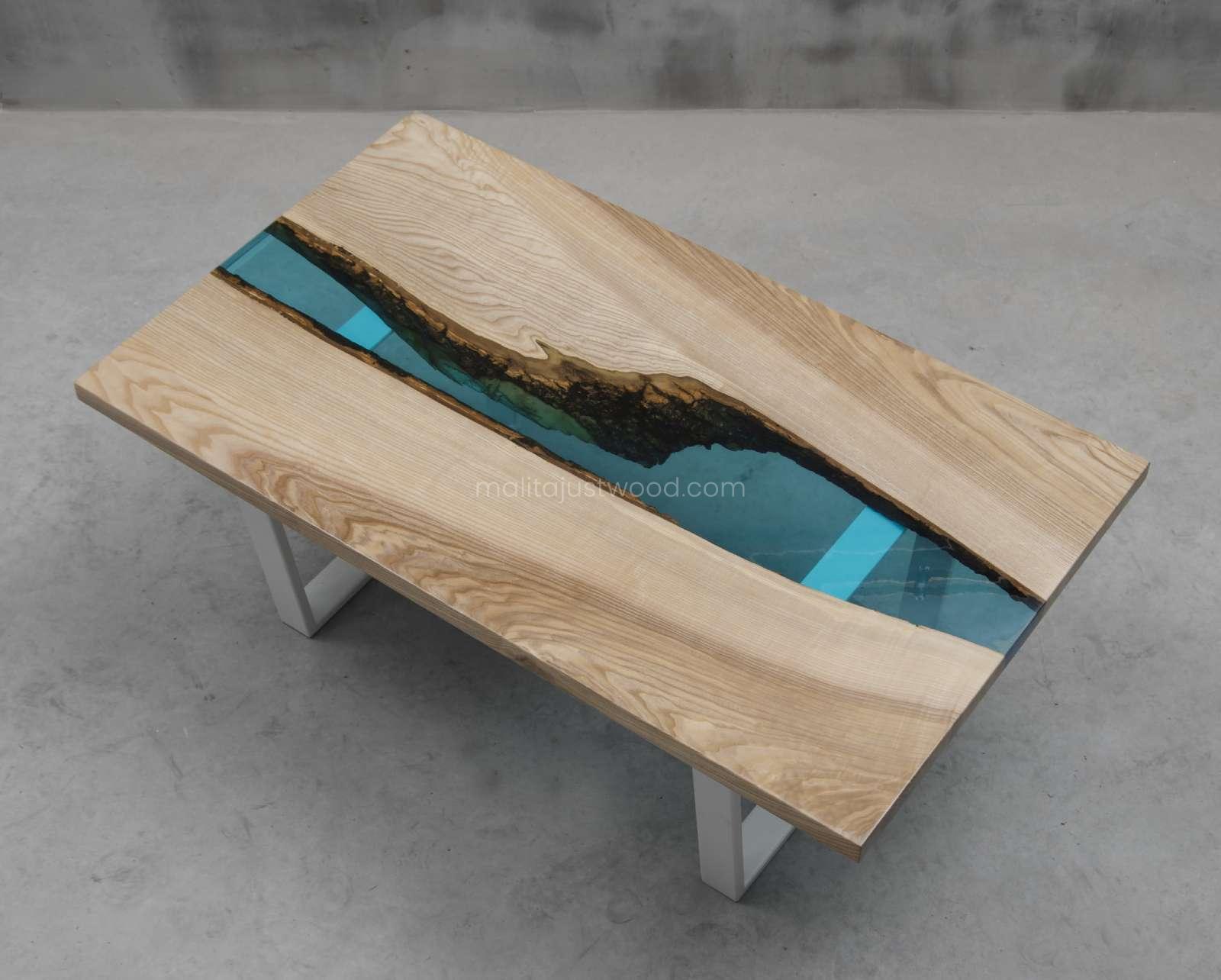 drewniany stolik Cinis z żywicą epoksydową