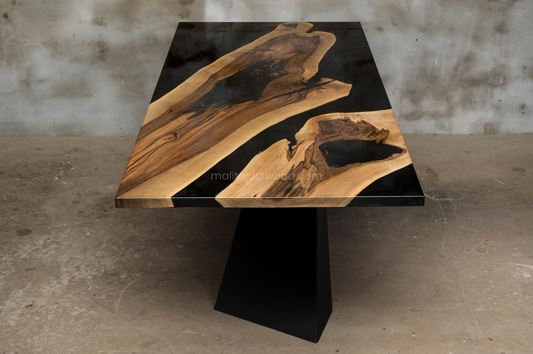 Stół z litych desek drewna orzecha z żywicy epoksydowej